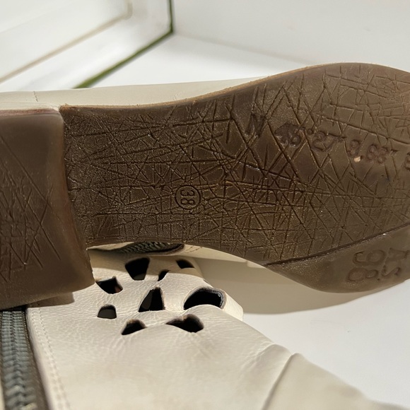AS98 Ivory CutOut Ankle Boots 38/8 - Picture 9 of 16